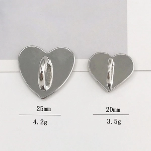 Pendentifs cœur en métal argenté brillant pour DIY en tailles 20mm et 25mm avec fini lisse