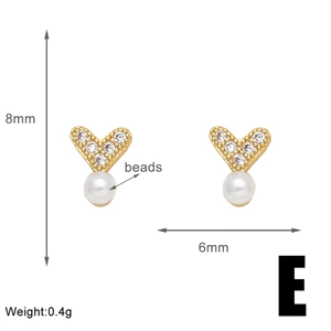 Vue détaillée des boucles d'oreilles perle coeur mesurant 8mm par 6mm et pesant 0,4g
