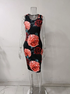 Détail de la robe moulante sans manches avec imprimé floral de roses rouges sur noir