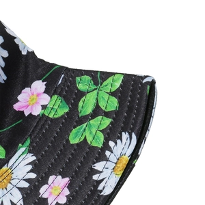 Gros plan d'un bob à imprimé fleuri montrant les coutures et le motif marguerite
