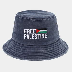 Dettaglio del ricamo Free Palestine e della bandiera sul cappello pescatore lavato