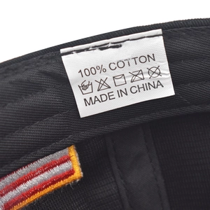 Détail de l'étiquette de lavage 100% coton et broderie 3D à l'intérieur de la casquette