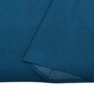 Gros plan détaillé de la texture en maille bleue et de la finition de l'ourlet de la robe
