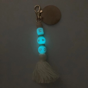 Porte-clés perles lumineuses avec lettres HBD et pompon brillant dans le noir