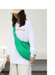 Modella che indossa una borsa a tracolla minimalista in nylon verde acceso in studio