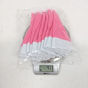 Rosa und weiße Mini-Weihnachtsmützen auf einer Waage mit Anzeige des Gewichts von 41,1 g