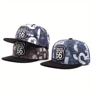 Dettaglio del ricamo Route 66 e trama del tessuto su cappelli snapback con visiera piatta