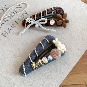 Detail von Vintage-Samt-Haarspangen mit Perlen, Leopardenmuster und einem süßen Hasenmotiv
