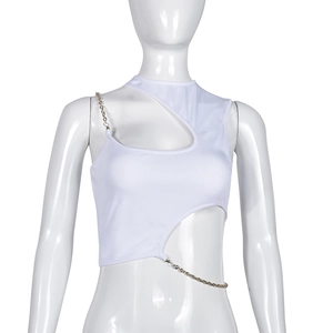 Nahaufnahme weißes Rippstrick-Crop-Top mit asymmetrischem Ausschnitt und goldener Metallkette