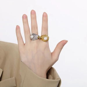 Elegante anello a fiore con perla in finitura oro e argento indossato sulla mano