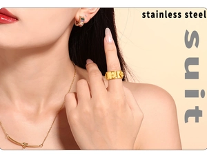 Dettaglio anello floreale in rilievo placcato oro 18k e set di gioielli su modella