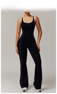 Details eines schwarzen Yoga-Jumpsuits mit weißer Paspelierung und ausgestelltem Bein