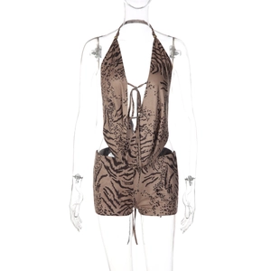 Détail du haut dos nu sexy et du short avec imprimé animalier brun et lacets avant