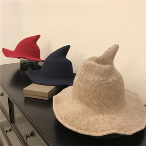 Détails de chapeaux de sorcière tricotés en rouge, bleu et beige, texture en laine