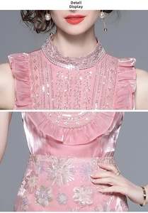 Détail du chemisier rose sans manches avec perles, sequins et broderies florales 3D