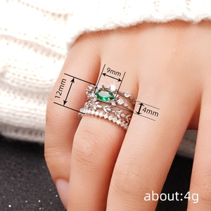 Juego de anillos bohemios apilables en plata con circón verde y diseño de vid