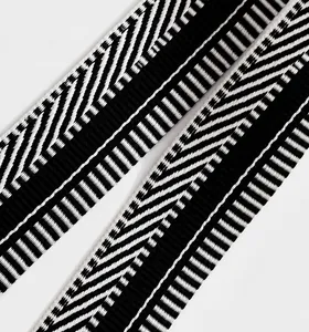 Details des schwarz-weißen geometrischen Jacquard-Schultergurts mit klassischem Fischgrätmuster