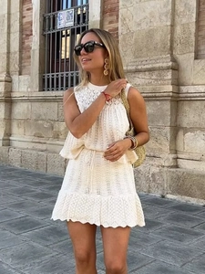 Top Senza Maniche In Maglia Di Poliestere Con Scollo Rotondo Traforato E Minigonna Con Volant A Vita Alta Con Coulisse Stile Boho