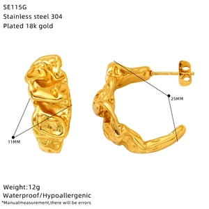 Detail of irregular C-shaped pleated gold hoop earrings in stainless steel with measurements
