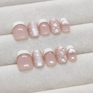 Cat-Eye-Klebenägel mit French-Tips und 3D-Herz-Anhängern in sanftem Rosa-Finish