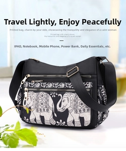 Dettaglio borsa a tracolla in nylon nero con stampa elefante e tasche multiple a zip