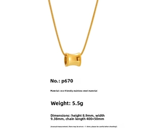 Details van de 18k goud vergulde rvs ketting: lengte 45 cm en gewicht 5,5 g op wit