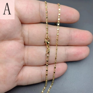 Nahaufnahme einer 18K vergoldeten 925er Silberkette mit S925-Stempel und Karabinerverschluss