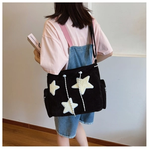 Borsa a tracolla casual in velluto nero con stelle ricamate sulla schiena della modella