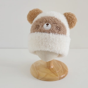 Detailaufnahme der Plüsch-Bärenmütze mit bestickten Augen und weicher Teddy-Fleece-Textur