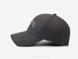 Vue latérale de la casquette gris foncé avec broderie de lettres gothiques blanches
