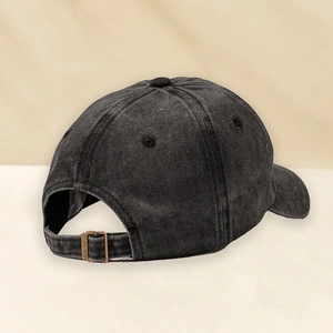 Dettaglio del cappellino da baseball in cotone lavato nero con fibbia in metallo regolabile