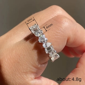 Elegante anello in argento 925 con zirconi a forma di cuore e taglio smeraldo