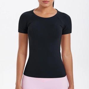 Dettaglio della maglietta sportiva nera in maglia senza cuciture con maniche raglan e girocollo