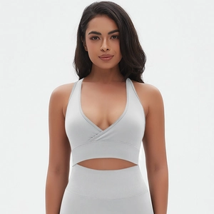 Détail de la brassière de sport sans couture grise avec col en V croisé et maille côtelée