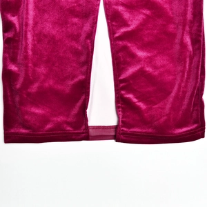 Detailaufnahme des Saums vom pinken Samtkleid mit Fokus auf Stofftextur und Nähte