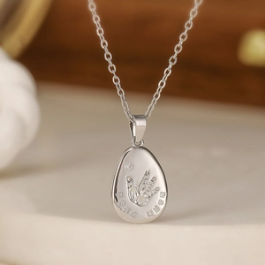 Collana con pendente geometrico minimalista in argento con parole di benedizione incise