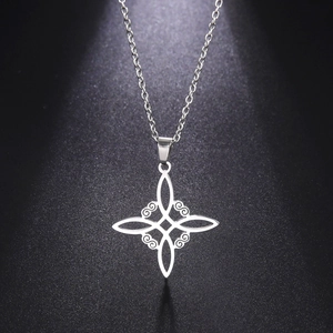 Collier avec pendentif Nœud de Sorcière en acier inoxydable argenté poli et chaîne O
