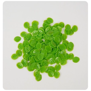 Vista detallada de cuentas miniatura de resina en forma de hoja verde para manualidades DIY