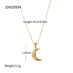 Vue détaillée du pendentif lune plaqué or 18K avec zircons et spécifications