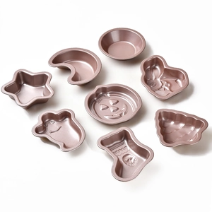 Set di 8 stampi per dolci antiaderenti in oro rosa con forme festive come stella e zucca