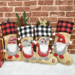 Set van vier kerstsokken met kabouterthema van rustiek jute en geruite patroon details