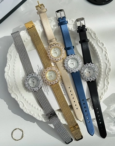 Dettaglio degli orologi Scottie lusso per donna con eleganti lunette fiore in strass.