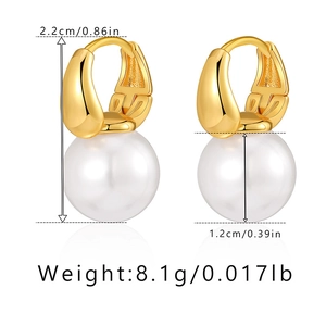 Dettaglio degli orecchini di perle in oro 18K con dimensioni 2,2 cm altezza e 1,2 cm larghezza