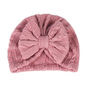 Bonnet turban rose en maille côtelée pour bébé avec un grand nœud décoratif