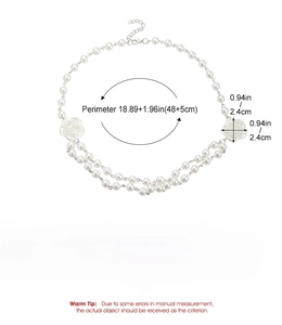 Détail du collier de perles double épaisseur avec roses blanches et dimensions