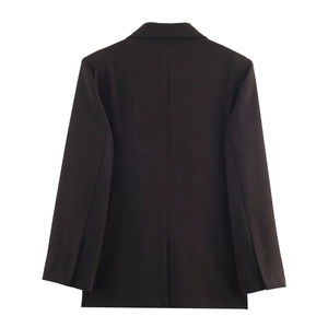 Ensemble tailleur chic noir pour femme avec blazer croisé et pantalon, vue de dos élégante