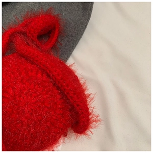 Gros plan d'un sac au crochet rouge pour enfants avec texture douce en fausse fourrure