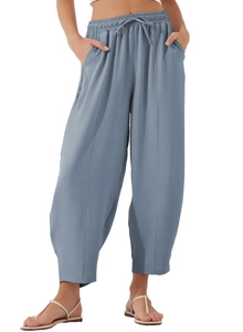 Détail de la taille élastique à cordon et poche sur le pantalon de loisirs en lin