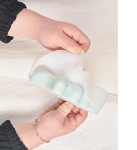 Makrodetail des Entformungsprozesses der flexiblen Silikonform für DIY-Kerzentabletts