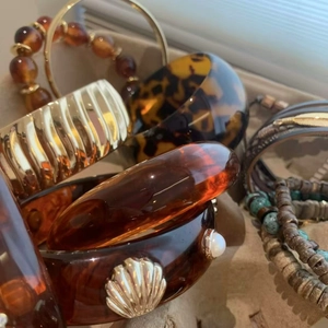 Bracciale irregolare in resina tartarugata con motivo a conchiglia dorata e perle